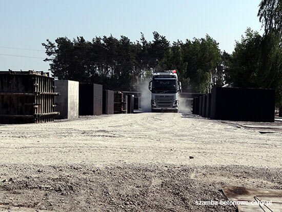 Szamba betonowe Jaworzyna Śląska - załadunek zbiornika na transport